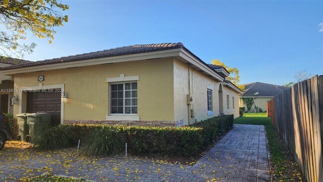Foto del edificio - 3251 NE 11th Dr