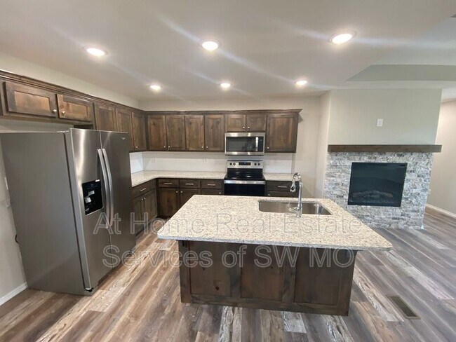 Building Photo - 660 S Southgate Dr