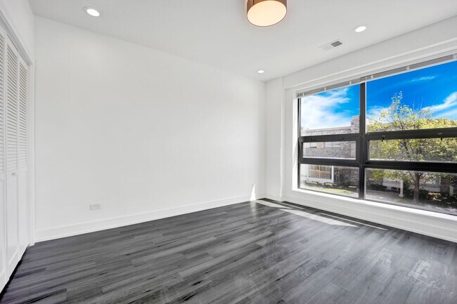 Foto del edificio - 4350 W Lawrence Ave