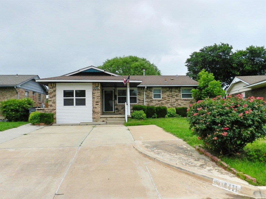 Primary Photo - 6411 NW Compass Dr
