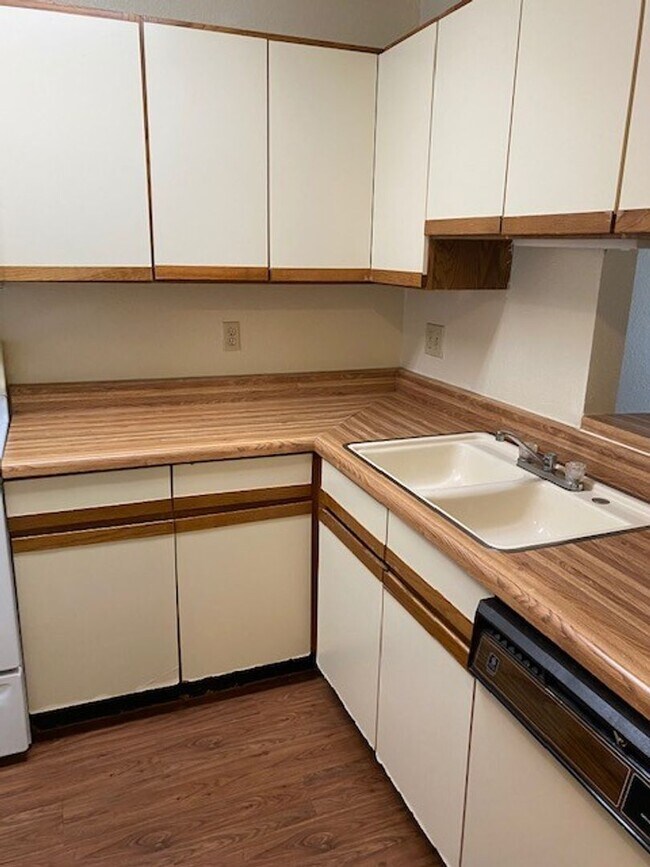 Foto del edificio - TWO BEDROOM CONDO BY UNT