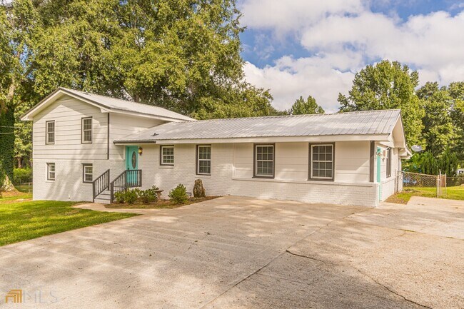 Building Photo - 1016 Waterside Dr SE