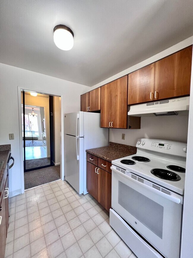 Building Photo - Large sunny 1 bedroom with lush courtyard ...