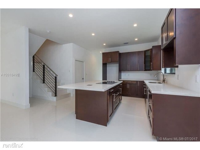 Building Photo - 824 SW 74th Ct