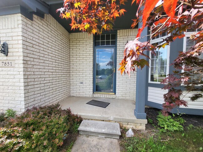 Building Photo - 7851 Thornhill Dr
