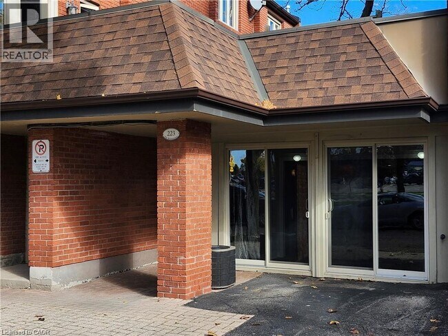 Photo du bâtiment - 895 Maple Ave