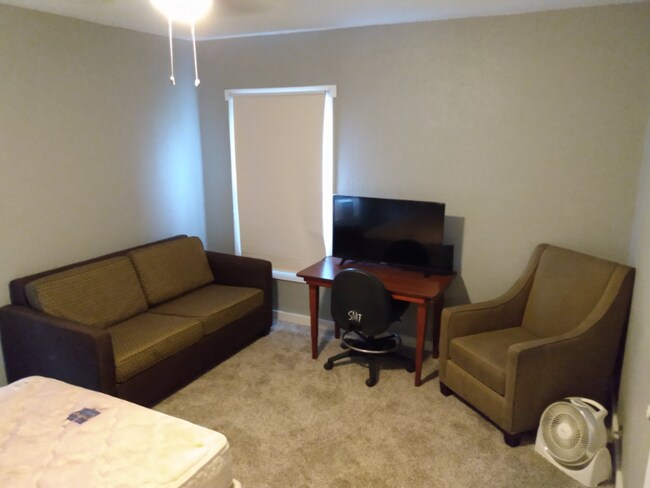 Building Photo - 17-17 W 5th St