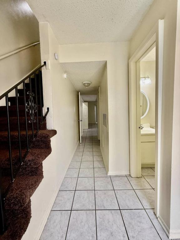 Building Photo - 1620 Newport Pl