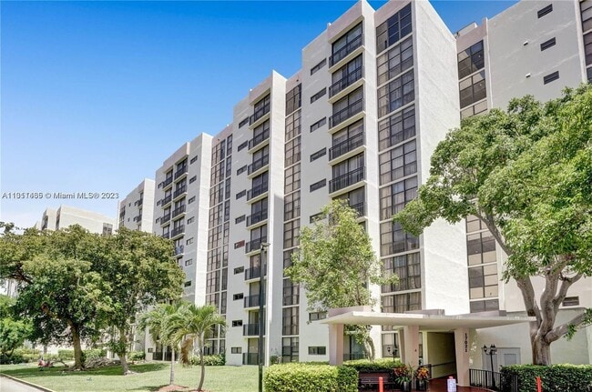 Foto del edificio - 17021 N Bay Rd