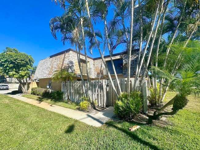 Building Photo - 225 Lake Arbor Dr