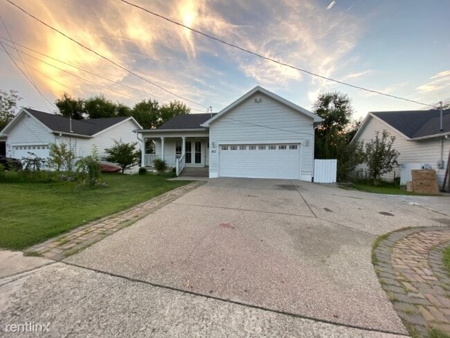 Building Photo - 4 br, 3 bath House - 422 N FIRST