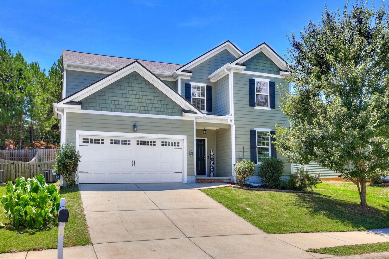 Primary Photo - 4 bed/2.5 bath home with fenced yard and g...