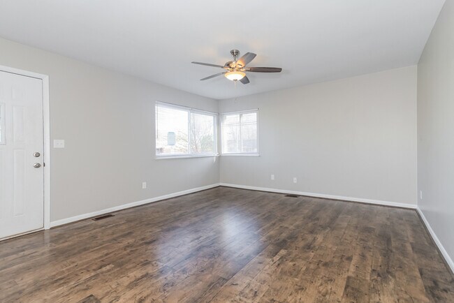 Building Photo - Amazing 3 Bedroom Brick Ranch