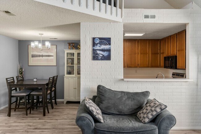 Building Photo - Amazing 1 bedroom Condo & Large Loft