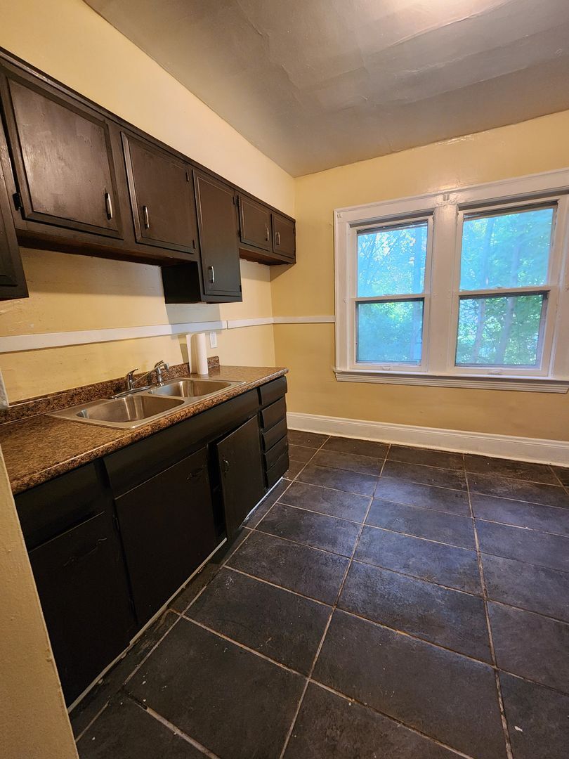 3045 E 130th St Cleveland, OH 44120 – photo 3