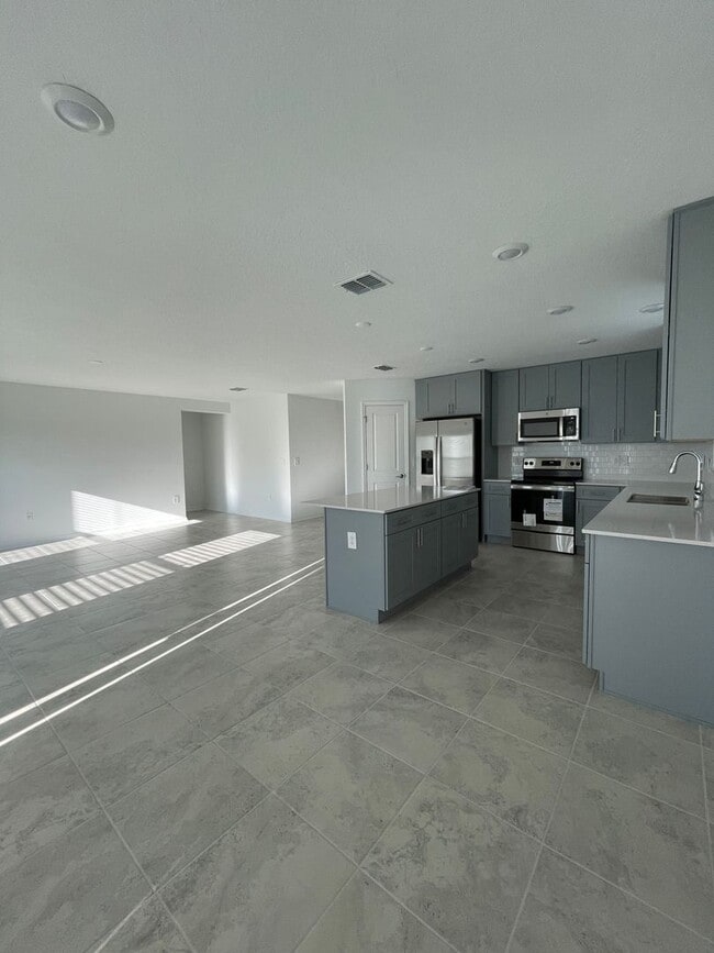 Foto del edificio - BEAUTIFUL BRAND NEW 2022 Home in the new S...