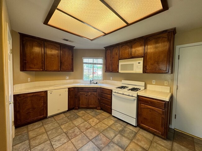 Building Photo - Northwest Bakersfield Home!