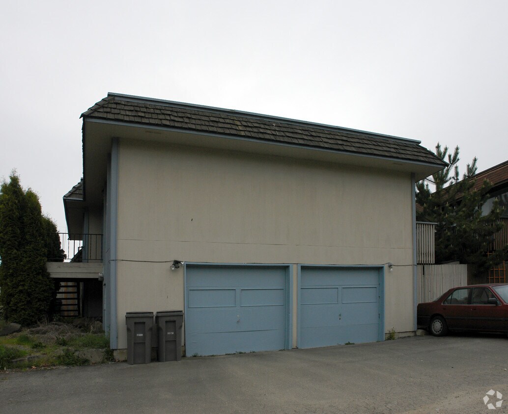 Building Photo - 9546 Interlake Ave