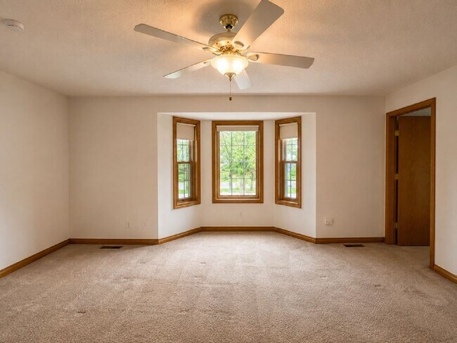 Building Photo - GORGEOUS 3 BEDROOM HOME ON WEST SIDE OF TRAVERSE CITY