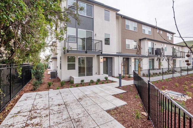 Front - 29743 Hansen St