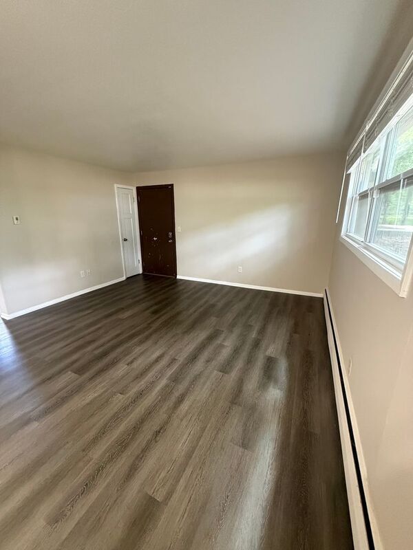 Foto del edificio - 4200 Lake Breeze Ave N