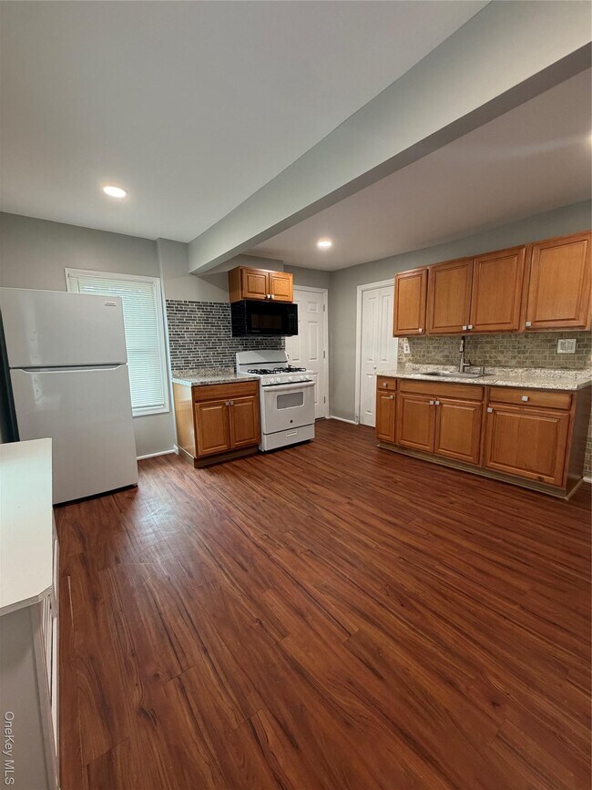 Foto del edificio - 49 Railroad Ave