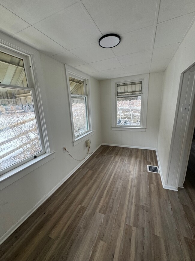 Building Photo - 595 Castle Ave