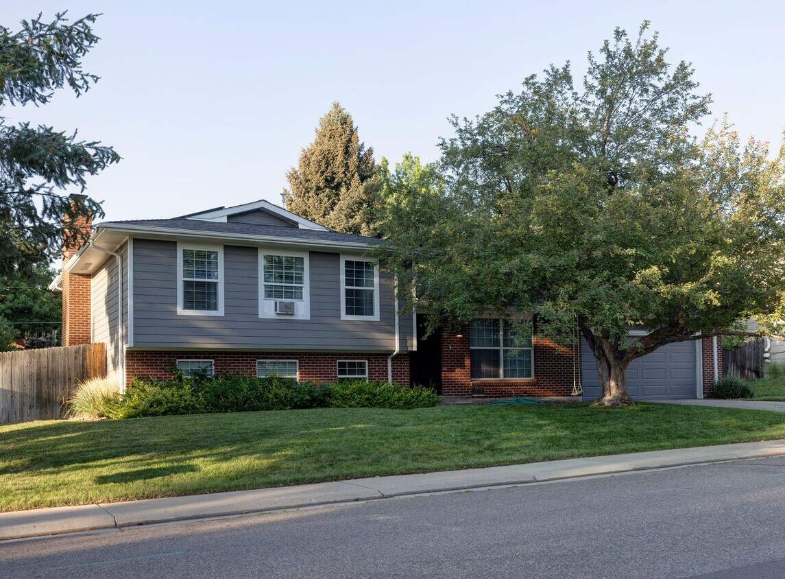 Foto principal - Spacious 4-Bedroom Home with Private Backy...