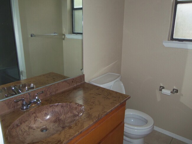 Foto del edificio - Cool duplex on large wooded lot in SW Austin