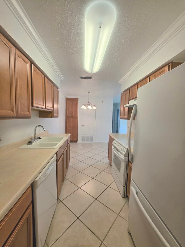 Foto del edificio - 15208 Spring Hill Ln