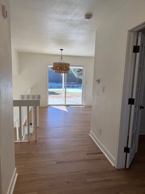 Modern finishes, spacious living, huge fenced backyard - Modern finishes, spacious living, huge fenced backyard