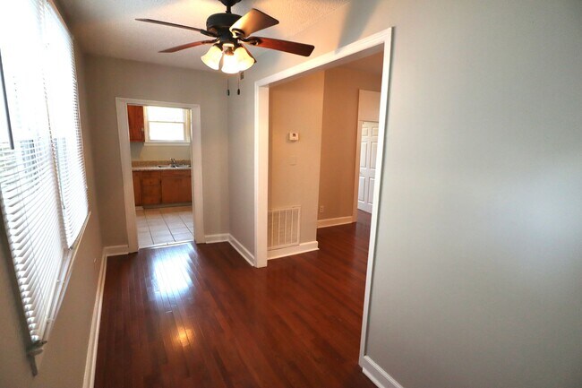 Foto del edificio - 2 Bed 1 Bath Apartment Located in the Heart of downtown Charleston & Close to the College of Char...
