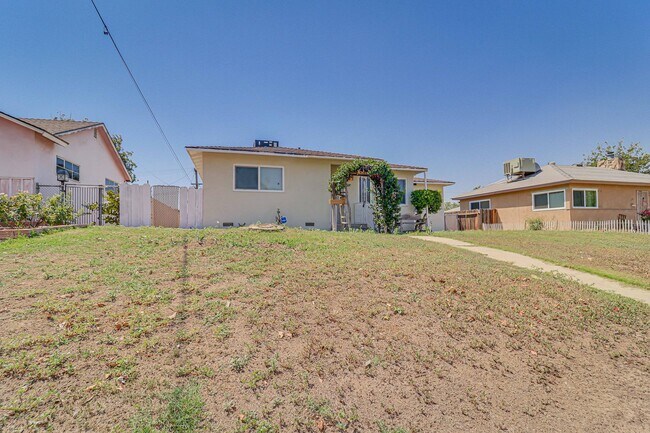 Building Photo - Newly Remodeled East Side Home!