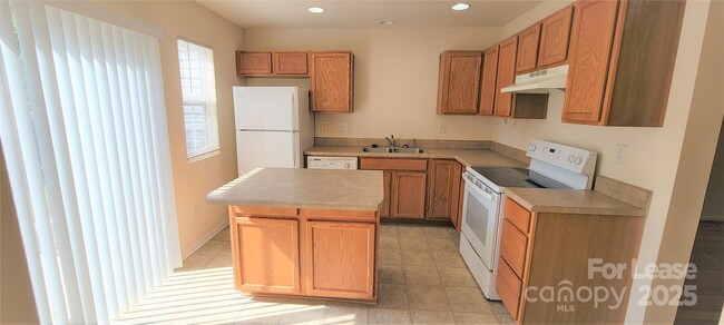 Building Photo - 915 Par One Ct