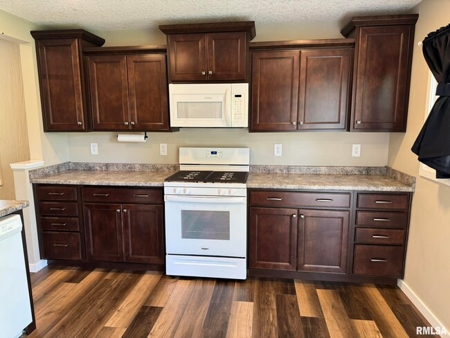 Building Photo - 2015 Ridgeview Dr