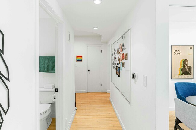 Foto del edificio - 8380 Waring Ave