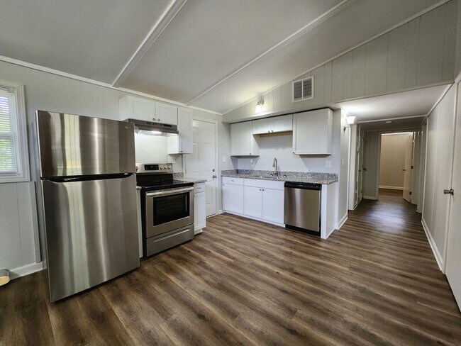 Building Photo - 523 Landers St