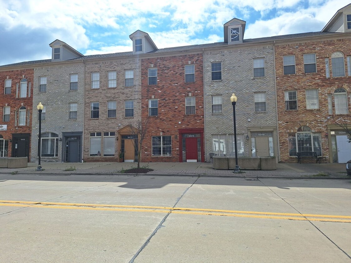 Primary Photo - Amazing Shelby Twp Townhome