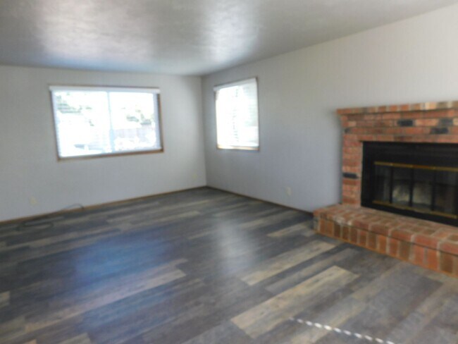 Building Photo - Beautiful 4 Bedroom, 2.5 Bathroom Home in ...