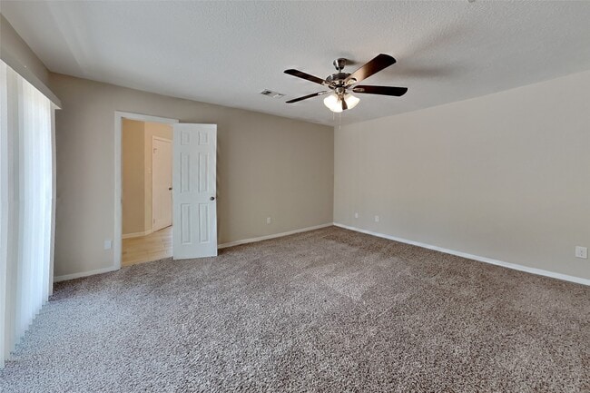 Building Photo - 2026 Willow Point Dr