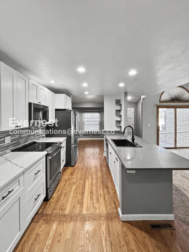 Foto del edificio - Comfort Meets Community in Centennial with 2 Car Garage / 3 beds & 3 baths / Coming Soon!