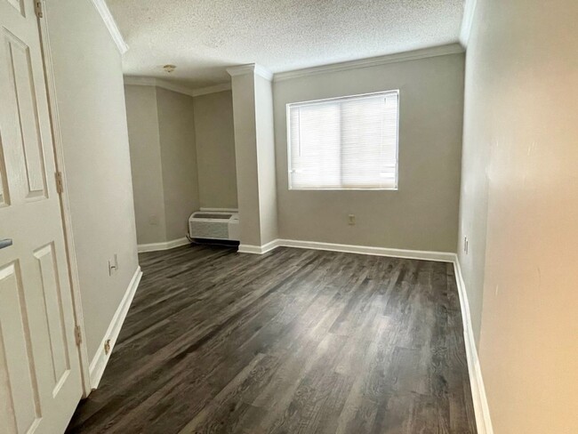 Building Photo - FEBRUARY RENT FREE!!!! RENOVATED 1BD CONDO...