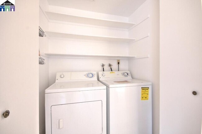 Foto del edificio - $2490 / 2BR GORGEOUS REMODELED WARM SPRING...