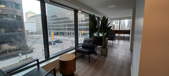 Building Photo - 340 Queen St