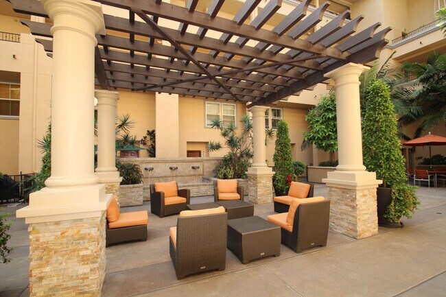Foto del edificio - $1000 MOVE IN SPECIAL! Large, Updated 2 BD, 2 BA Downtown Condo - Parking Included!
