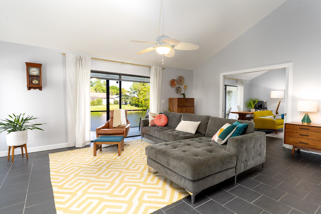 Famiy Room - 320 Southview Ct