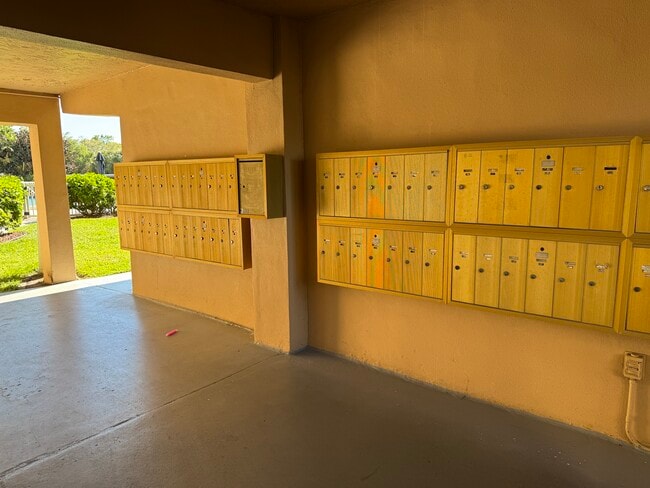 Building Photo - 2525 West Bay Dr