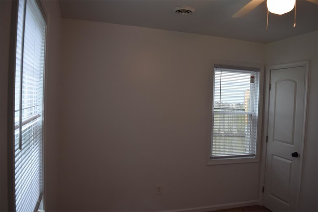 Building Photo - 433 Ford Rd
