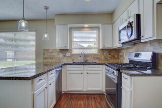Building Photo - 3038 Mosby Dr