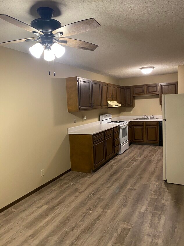 Kitchen with range, fridge/freezer and lots of storage - 800 W Benton St
